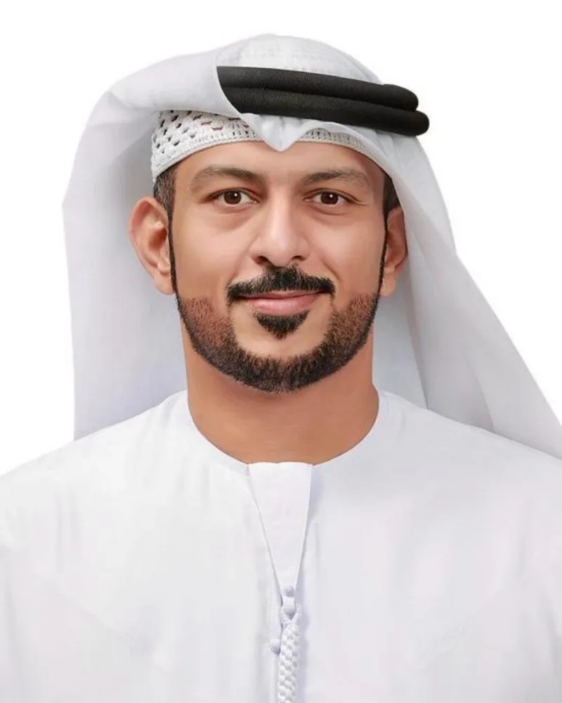 صورة نواف المرزوقي باللباس الإماراتي